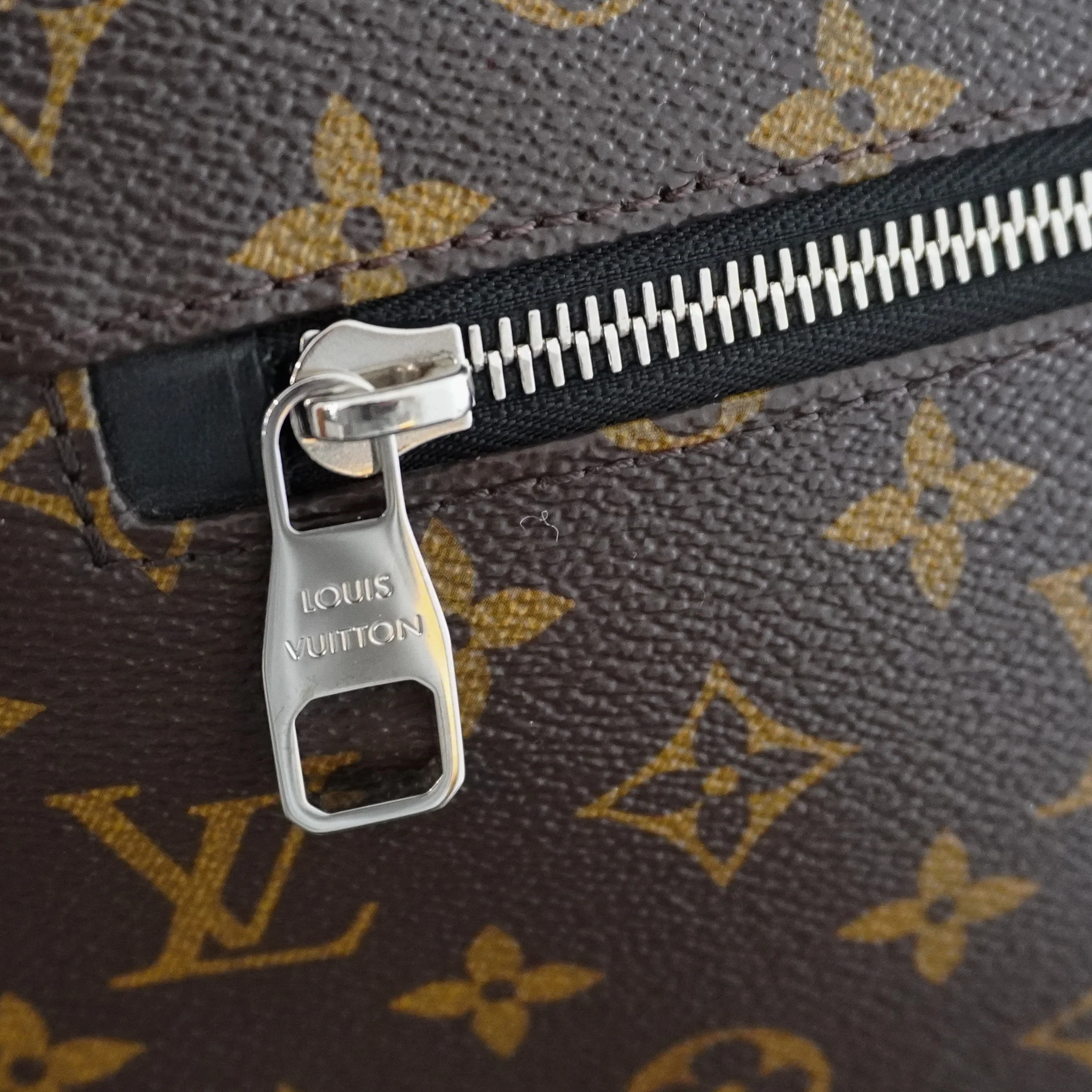 Louis Vuitton District MM Monogram Canvas Messenger Bag RRP £1760 | Authentic Preloved - Image 5